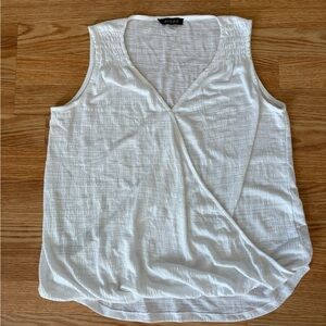 Cable and Gauge White Sleeveless Top Sz L Super Cute Flattering